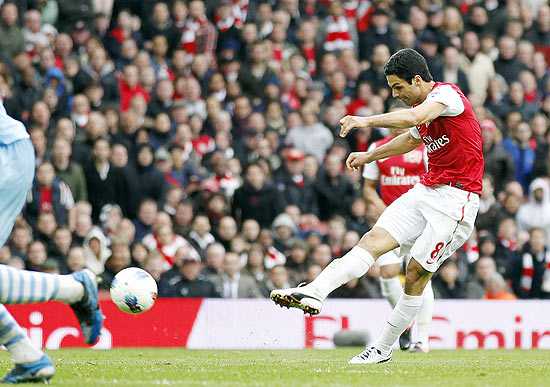 Arteta finaliza para marcar o gol da vitória do Arsenal