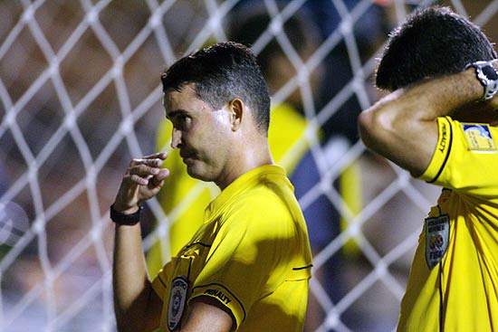 O árbitro Claudio Mercante durante vitória do Corinthians sobre o América-RN 