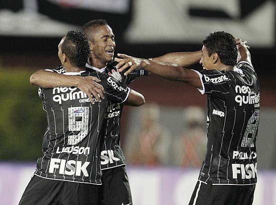 Liedson (9) e Paulinho (à direita) abraçam Jorge Henrique após o primeiro gol corintiano