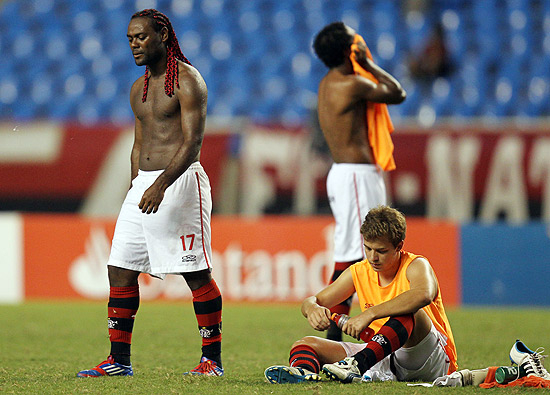 Jogadores do Flamengo choram com a eliminação no gramado do Engenhão; clique na foto e veja galeria
