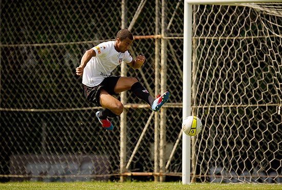 O meia-atacante Lucas durante um treino do São Paulo