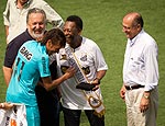 Neymar abraa Pel ( Ricardo Nogueira/Folhapress)