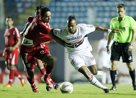 Fernandinho tenta escapar da marcao durante jogo do So Paulo 