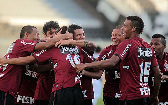 Jogadores comemoram o segundo gol corintiano contra a Ponte