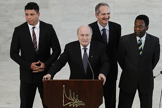 Ronaldo (esq.) participa de entrevista de Joseph Blatter, em Brasília, em março