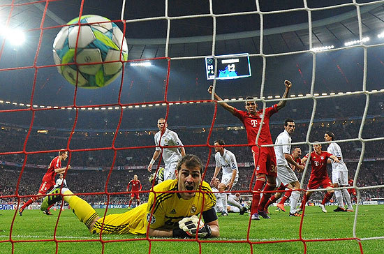 Goleiro Casillas observa a bola depois de levar o primeiro gol do Bayern; clique na foto e veja galeria