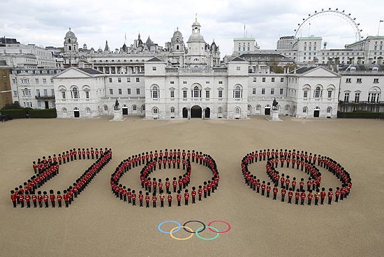 Em evento, 260 guardas formam o número 100 na Horse Guards Parade, local onde há a troca de guarda montada e que sediará as disputas de vôlei de praia em Londres