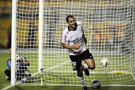 Danilo comemora o primeiro gol na goleada corintiana contra o Tchira