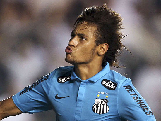 Com o uniforme azul, Neymar comemora gol do Santos contra o The Strongest