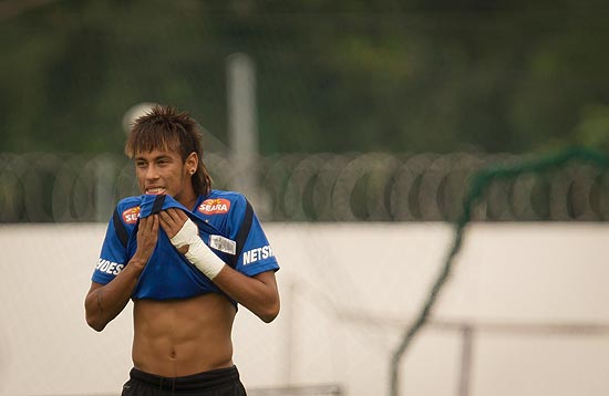Neymar treina no CT Rei Pelé, em Santos, com proteção no punho esquerdo