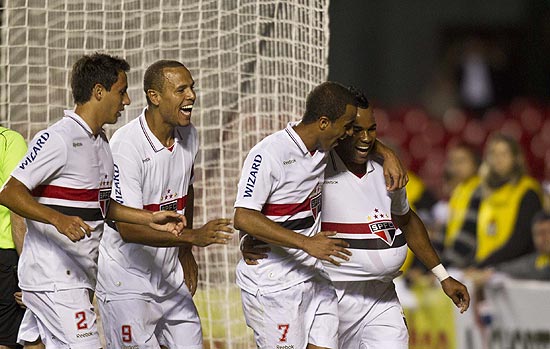 Luis Fabiano, segundo  esquerda, comemora gol com jogadores do So Paulo