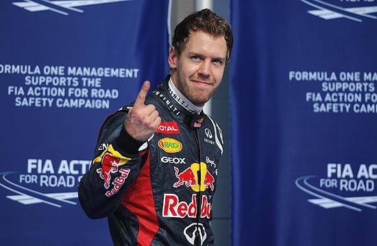 Sebastian Vettel, da Red Bull, comemora pole position no GP do Bahrein; clique e veja mais fotos