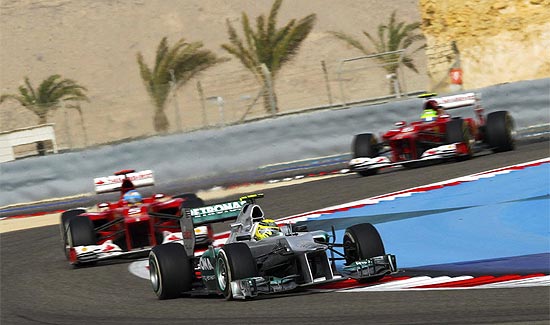 Nico Rosberg (Mercedes) contorna a curva antes de Fernando Alonso e o brasileiro Felipe Massa (no fundo), ambos da Ferrari, no GP do Bahrein