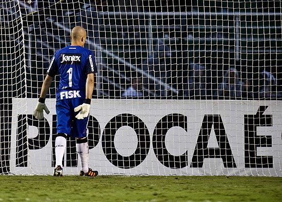O goleiro Júlio César, do Corinthians, após falhar e sofrer o terceiro gol da Ponte Preta