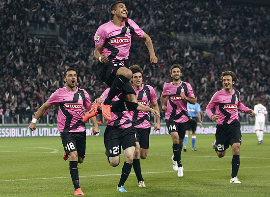 Arturo Vidal pula para comemorar gol da Juventus contra a Roma, em Turim