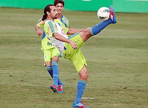 Barcos chuta a bola durante treino