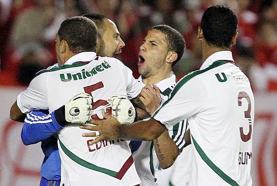 Jogadores do Fluminense abraçam o goleiro Diego Cavalieri, após defesa de pênalti