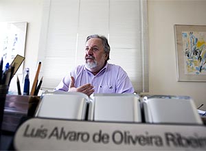 Luis Alvaro, em seu escritório