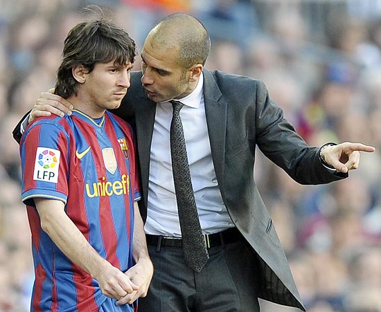 Josep Guardiola passa instrues para Lionel Messi em jogo do Barcelona, no ano de 2010
