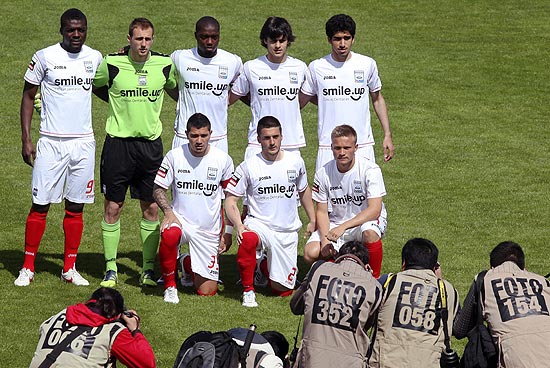 Equipe do União Leiria posa para fotos com os oito jogadores disponíveis para o confronto contra o Feirense