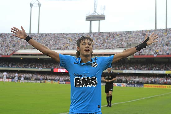 Neymar levanta os braos para festejar no estdio so-paulino