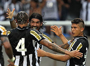 Jogadores comemoram um gol na final da Taça Rio