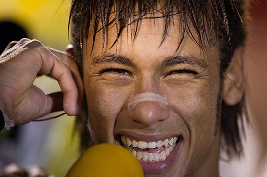 Neymar dá entrevista após a partida disputada no Morumbi
