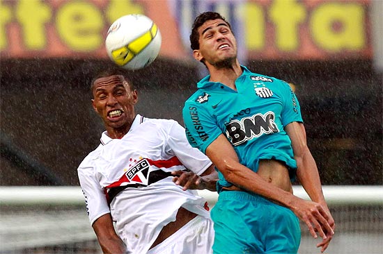 Paulo Miranda (esq.) disputa a bola de cabea com Alan Kardec, no Morumbi