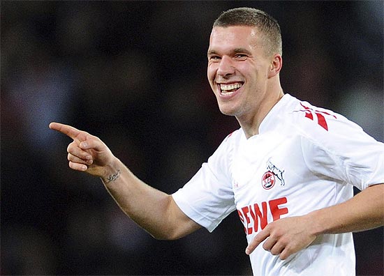 O alemão Lukas Podolski comemora gol do Colônia no Alemão