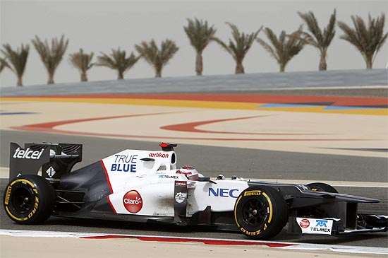 Sauber de Kamui Kobayashi com a inscrição "True Blue" em alusão ao Chelsea, no Gp do Bahrein 
