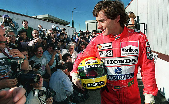 Senna posa para fotgrafos, no autdromo de mola, na Itlia 