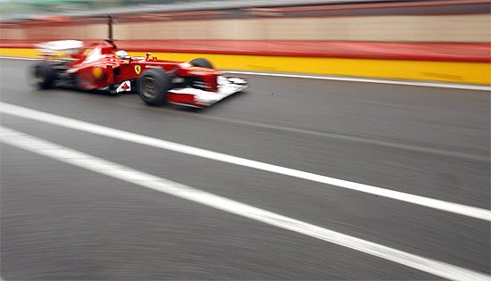 Fernando Alonso em ação pela Ferrari no primeiro dia de treino na Itália