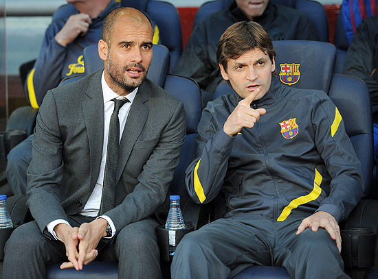 Josep Guardiola e o seu assistente, Tito Vilanova, que assumirá o Barça em seu lugar