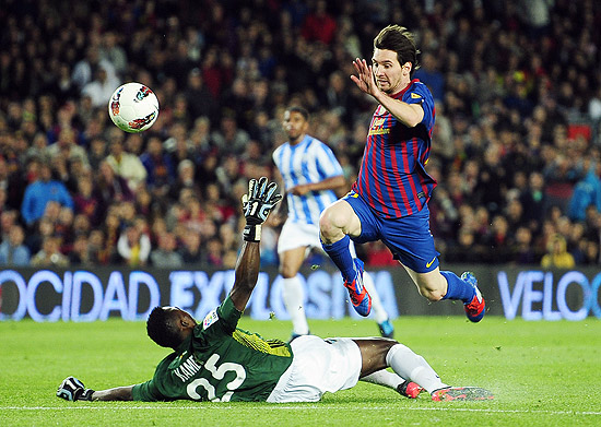 Lionel Messi dá um toque para tirar do goleiro e marcar mais um gol