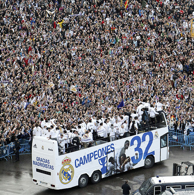 Ônibus com o elenco do Real Madrid é recebido com festa em praça de Madri