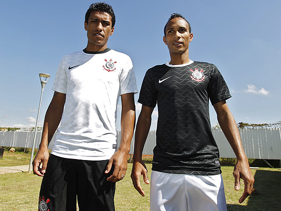 O volante Paulinho e o atacante Liedson posam com a nova camisa do Corinthians, que estreia no Campeonato Brasileiro