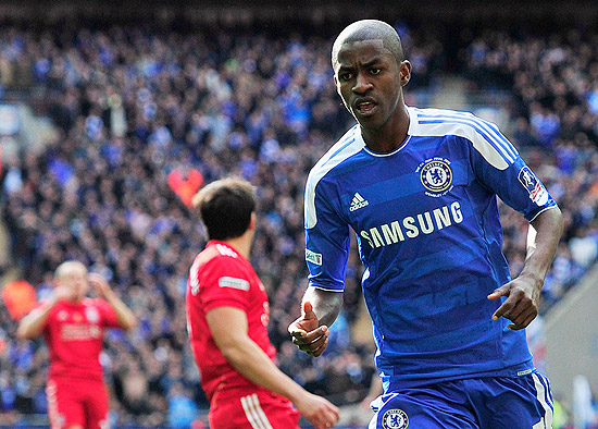 O meia brasileiro Ramires comemora o primeiro gol do Chelsea sobre o Liverpool, em Londres