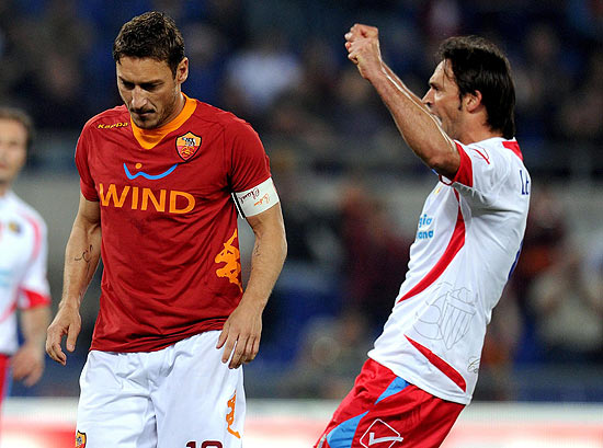 Totti se lamenta após perder pênalti; com empate, Roma não pode mais se classificar para a Copa dos Campeões