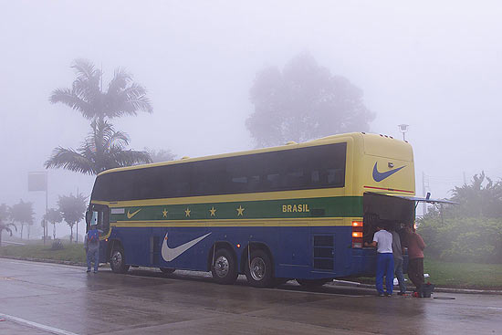 Ônibus da CBF pifa na subida da serra na estrada para Teresópolis, em 2001
