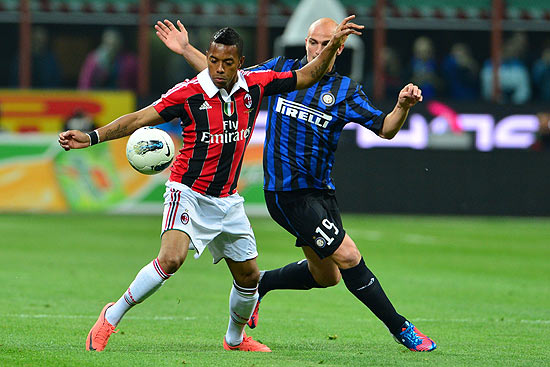 Robinho, do Milan, tenta dominar a bola em jogo contra a Inter de Milo