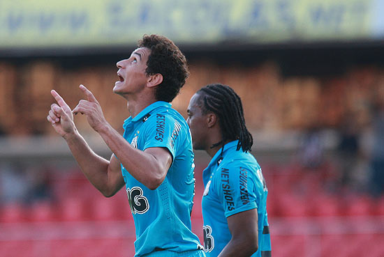 Ganso comemora com Arouca ao lado o primeiro gol da final do Paulista contra o Guarani, no Morumbi