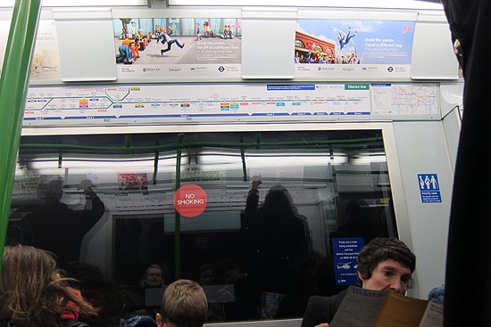 Vago do metr em Londres com campanha para a populao trocar de horrio e itinerrio durante os Jogos
