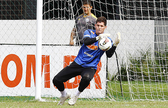 Rafael defende bola durante treino do Santos desta tera-feira 