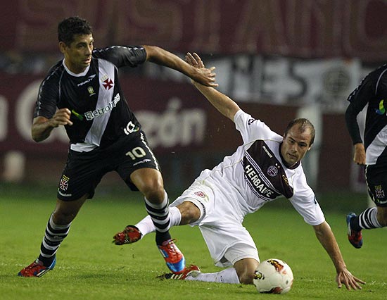 Diego Souza (esq.), do Vasco, disputa bola com Matias Fritzler, do Lanús
