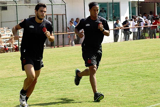 Ronaldinho Gacho (dir.) corre durante treino do Flamengo