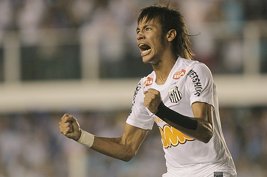 O atacante Neymar comemora um de seus dois gols na partida contra o Bolívar
