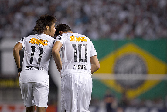 Neymar e Ganso comemoram um gol contra o Bolívar, em jogo válido pela Taça Libertadores