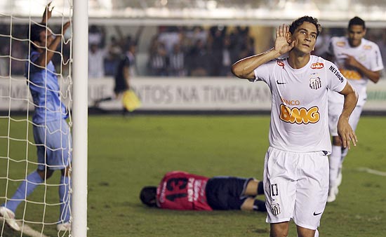 O meia Paulo Henrique Ganso comemora o seu primeiro gol contra o Bolívar, na Vila Belmiro