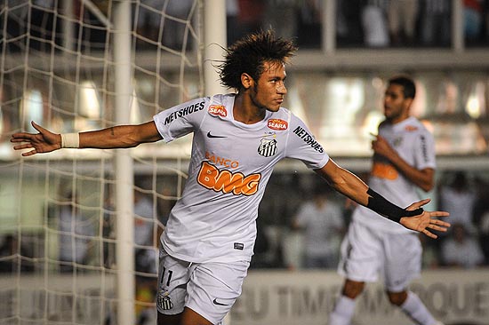O atacante Neymar comemora um de seus dois gols sobre o Bolívar, na Vila Belmiro