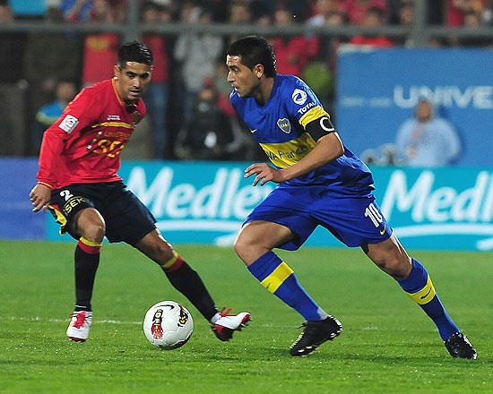 Riquelme tenta passar pelo marcador do Unión Española, do Chile 